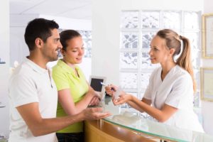 Chica atendiendo en recepción a pacientes