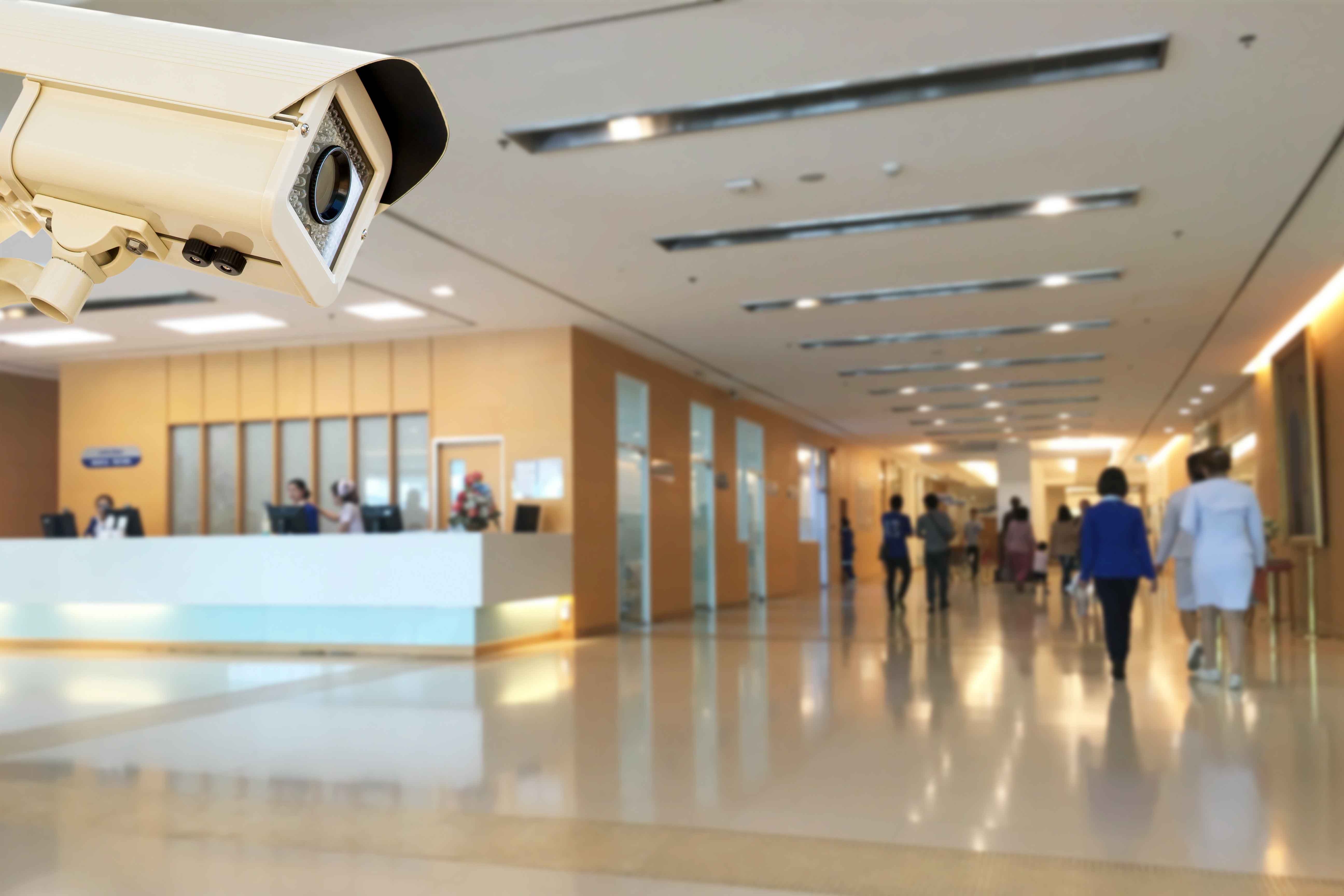 Cámara de seguridad en hall de hospital