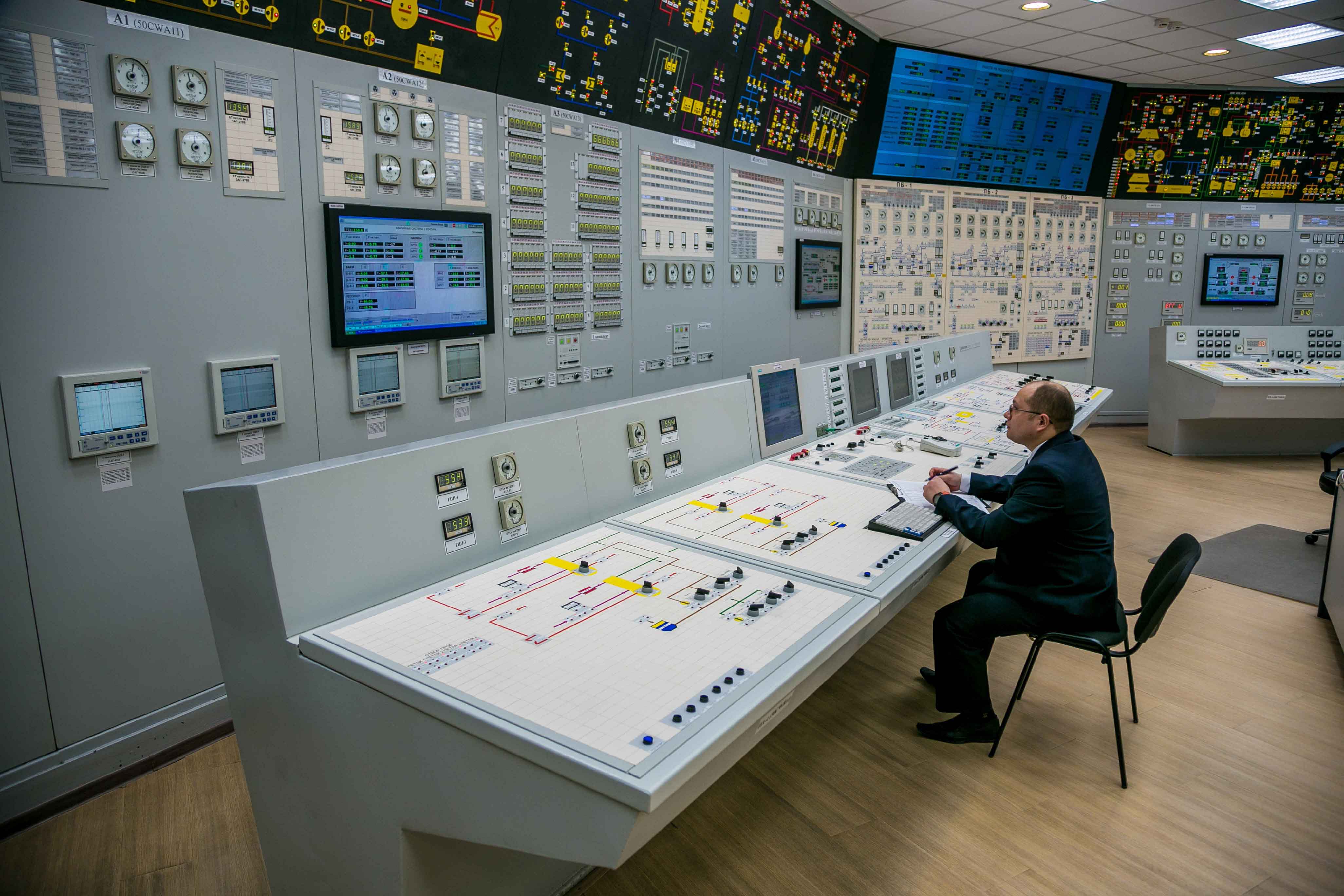 Guardia en panel de mandos de central nuclear