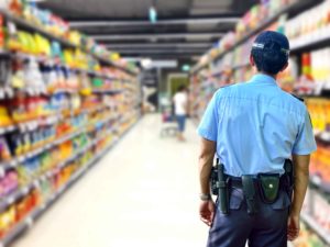 Guardia de seguridad en pasillo de supermercado