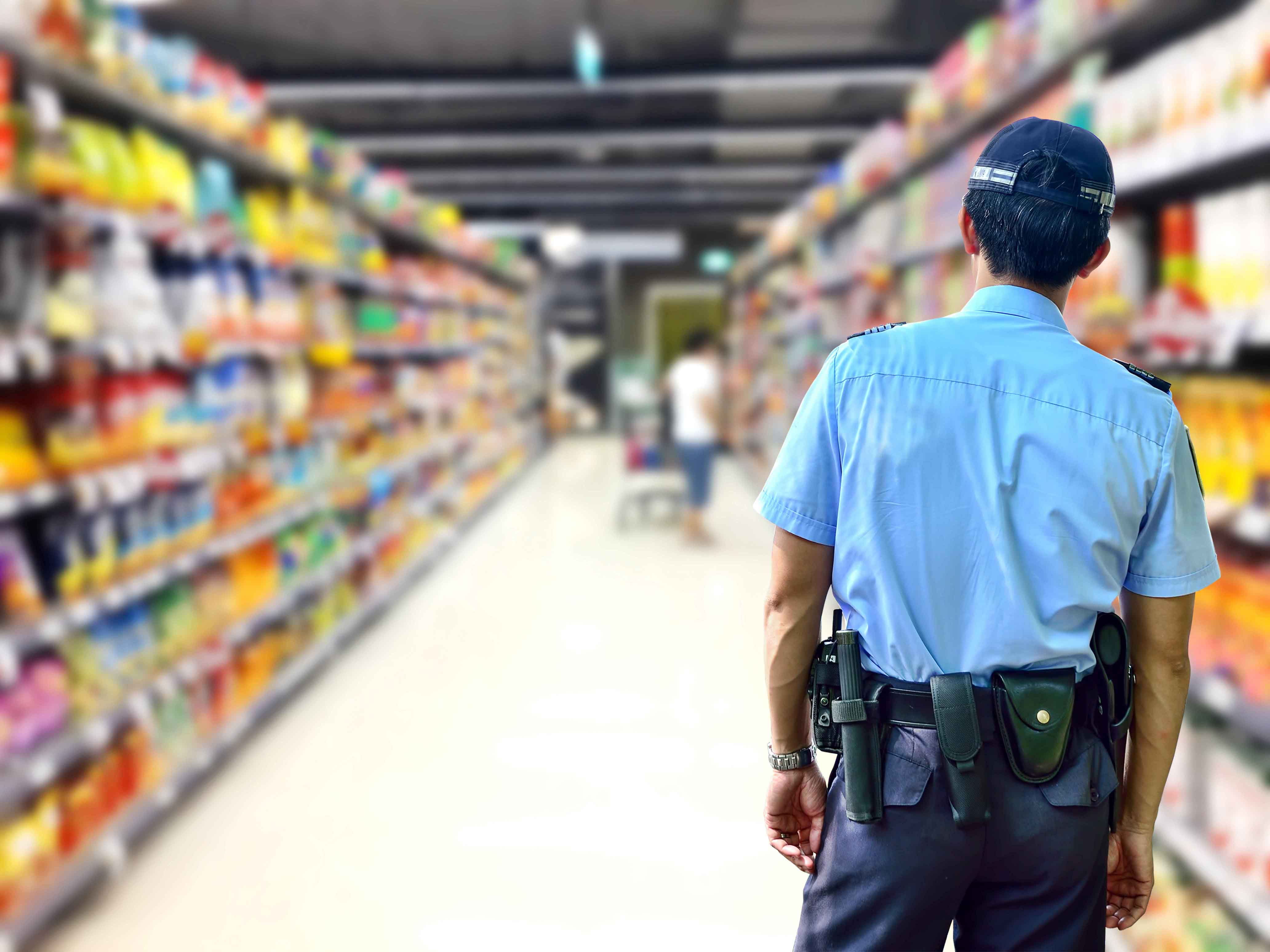 Guardia de seguridad en pasillo de supermercado