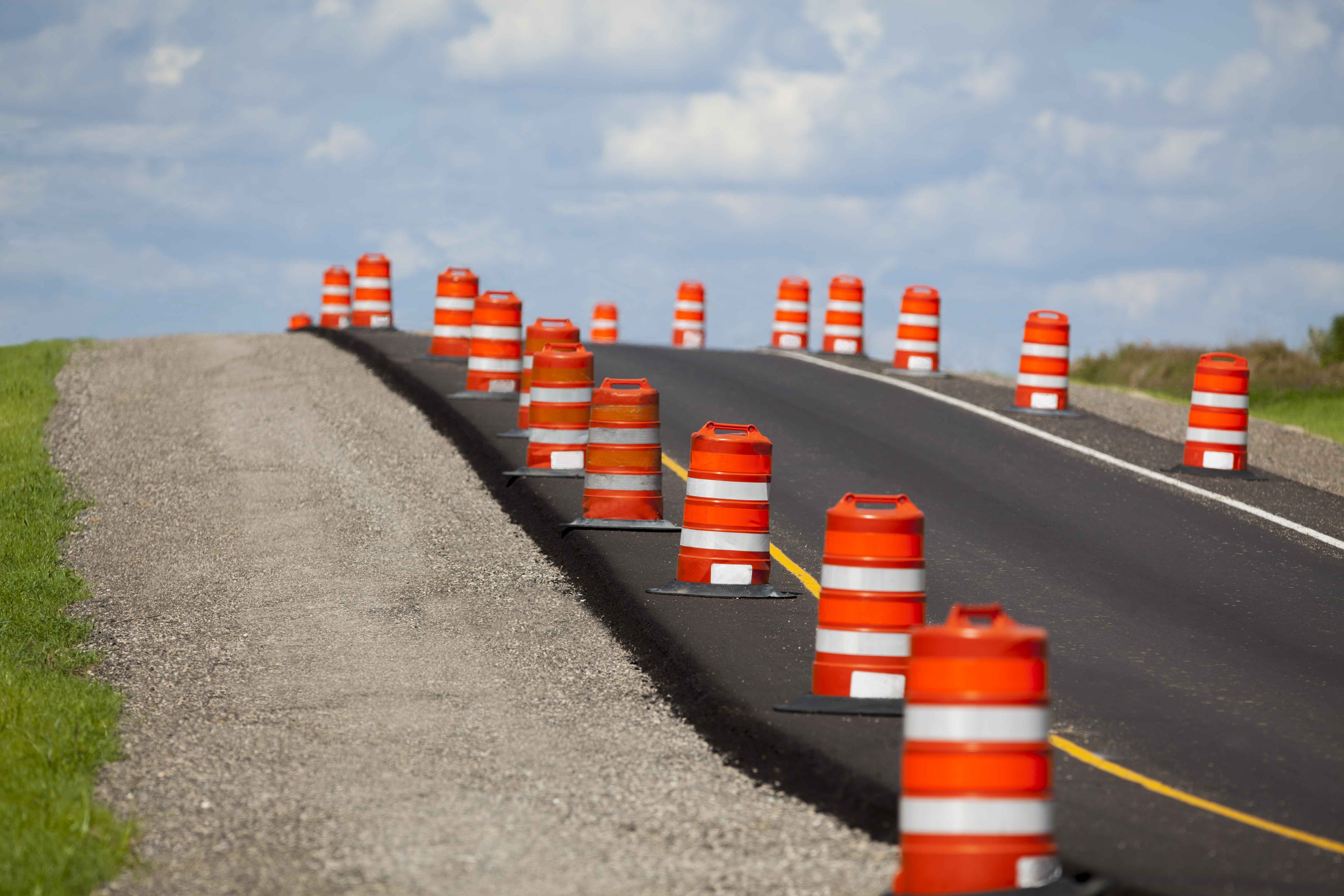 Conos de obra en la carretera