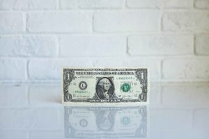 Billete de dólar sobre fondo blanco