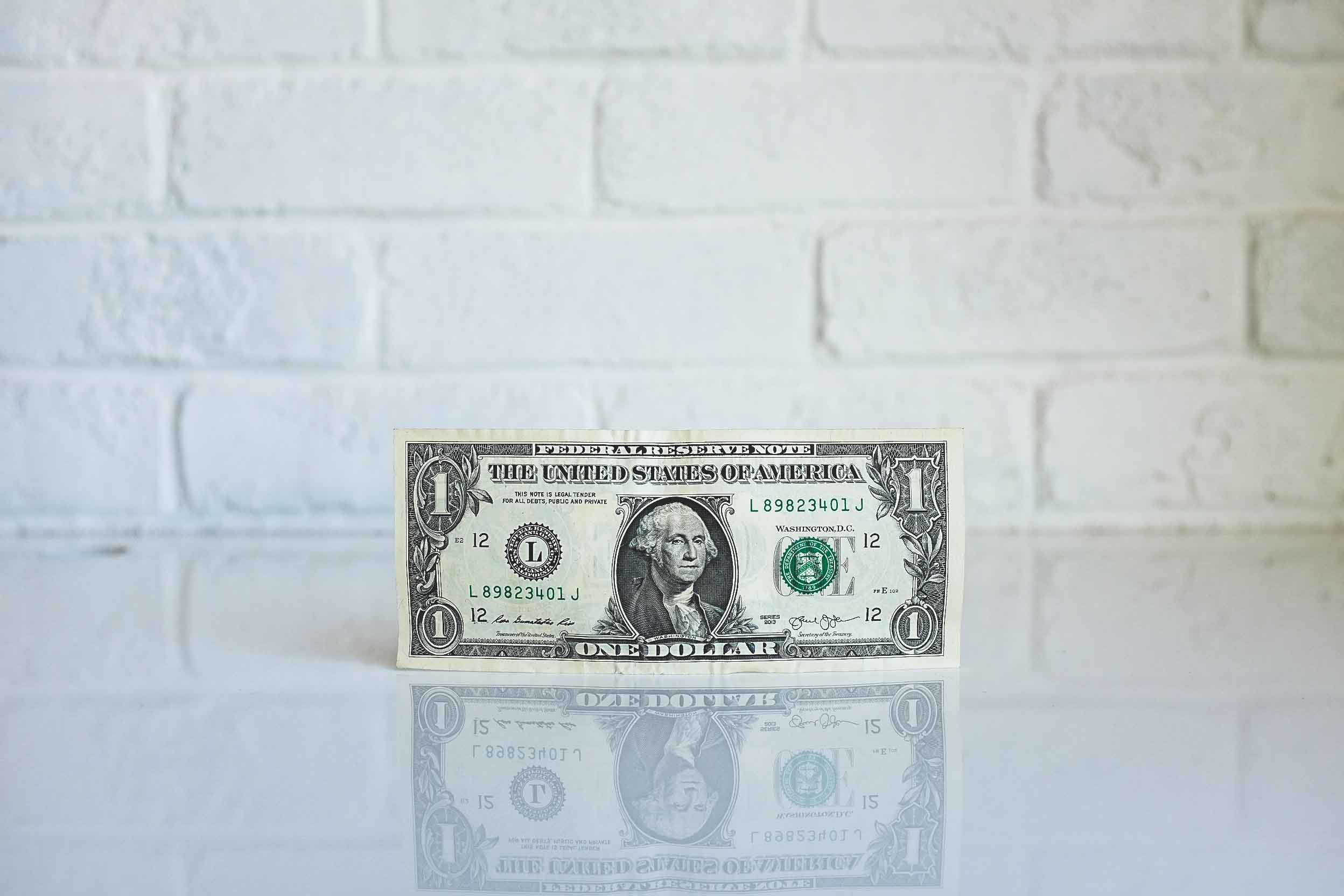 Billete de dólar sobre fondo blanco