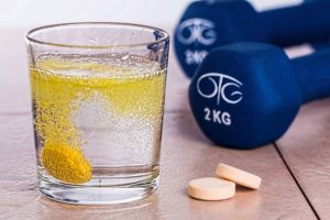 Pastilla efervescente al lado de mancuernas