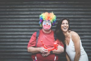 Payaso y chica riéndose