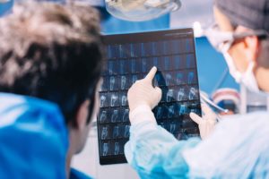 Doctor enseñando a otro una radiografía