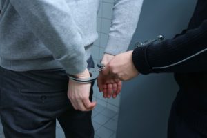 Policía esposando a chico