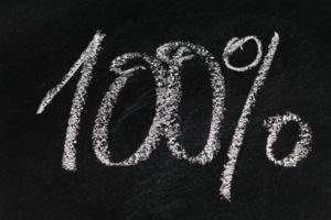 Pizarra con el texto "100%" escrito