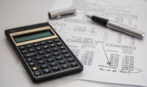 Calculadora y documentos con tablas de datos