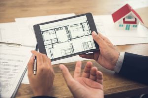 Persona mirando planos de vivienda en tablet