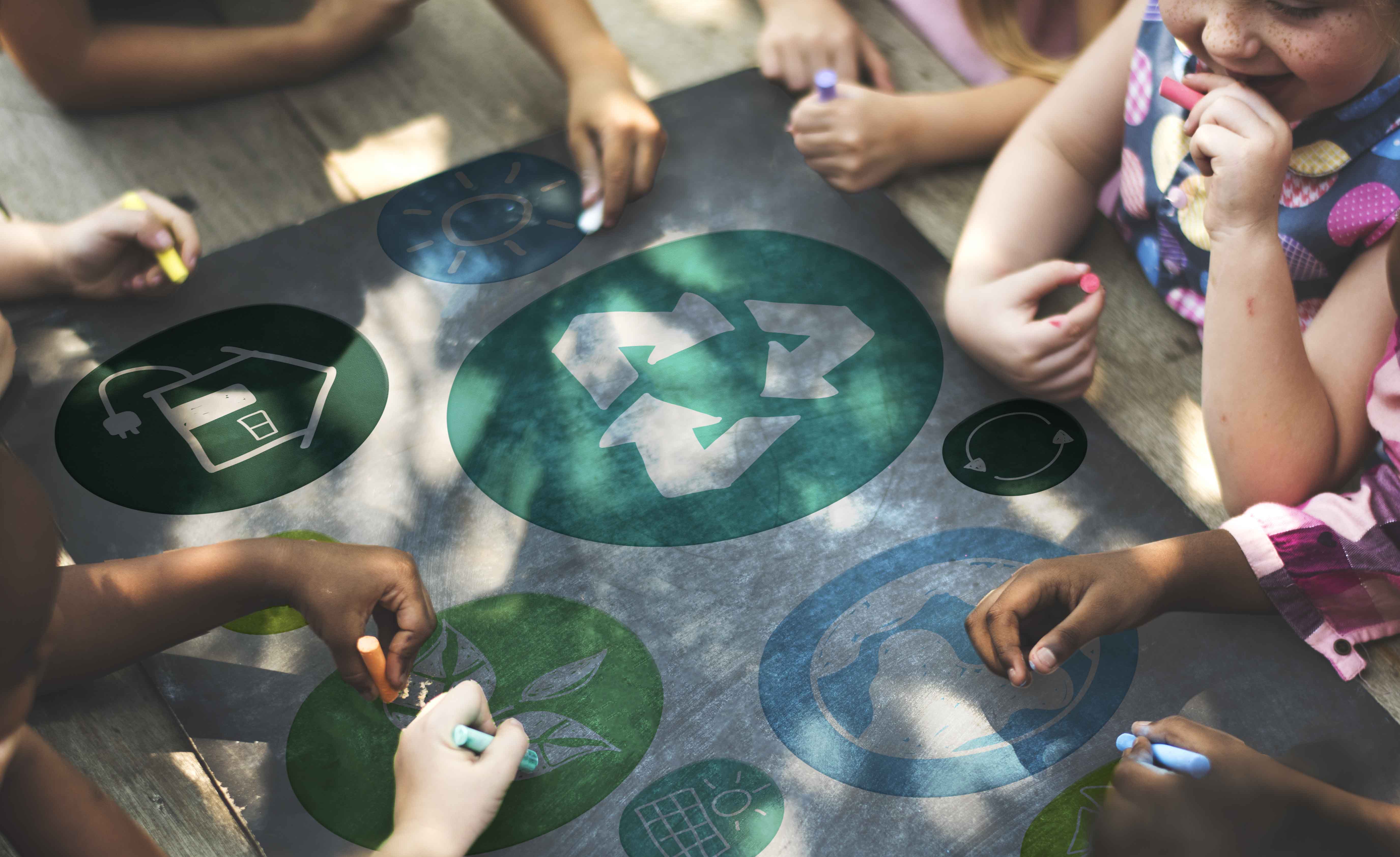 Niños en taller de reciclaje