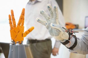 Mano robótica siendo probada en laboratorio