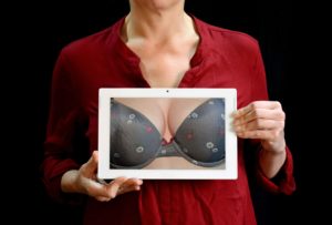 Chica trajeada portando tablet con imagen de ropa interior femenina