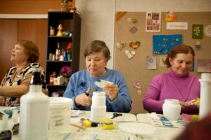 Señoras en un taller de manualidades