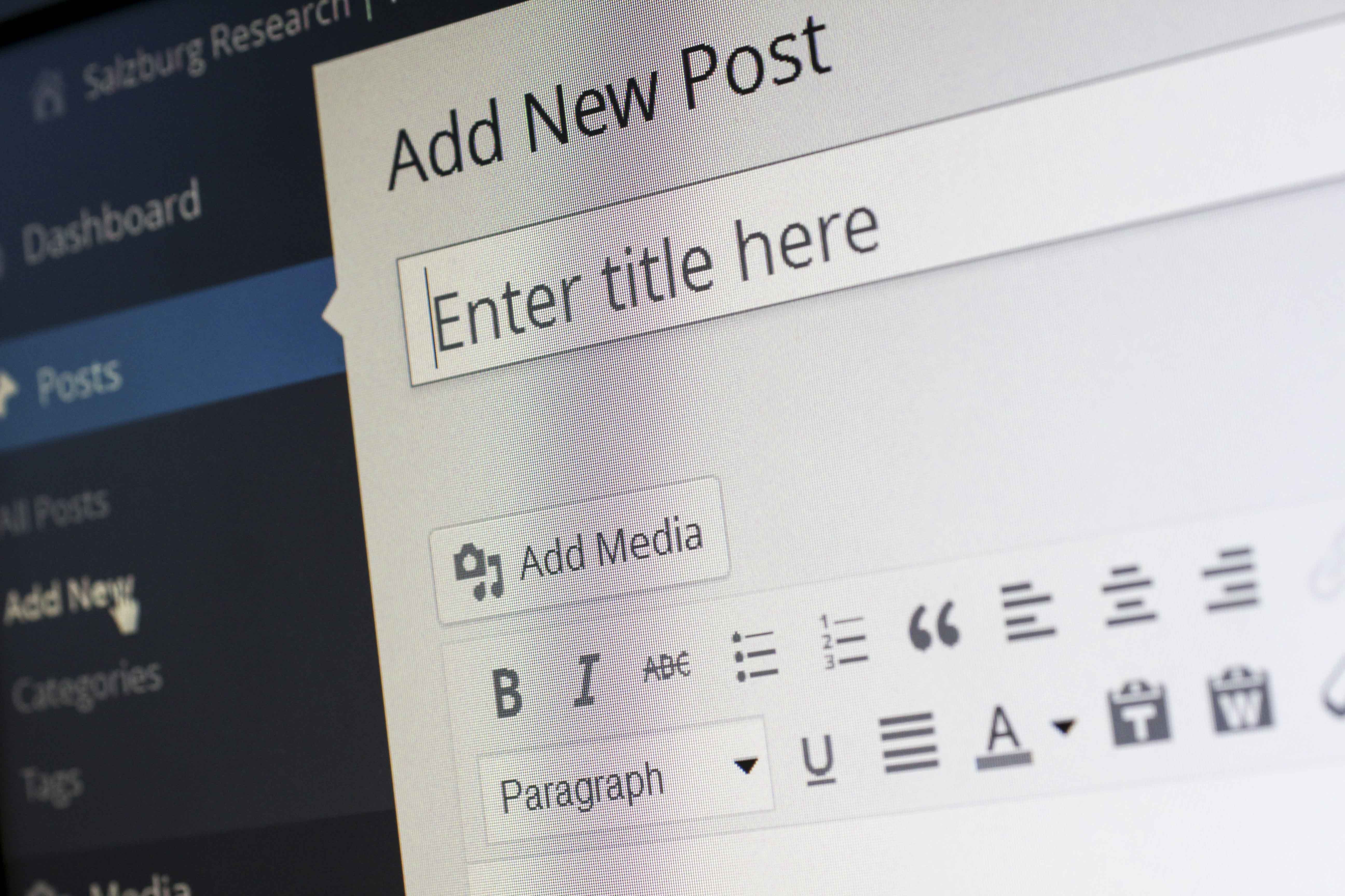 Persona empezando un post en Wordpress