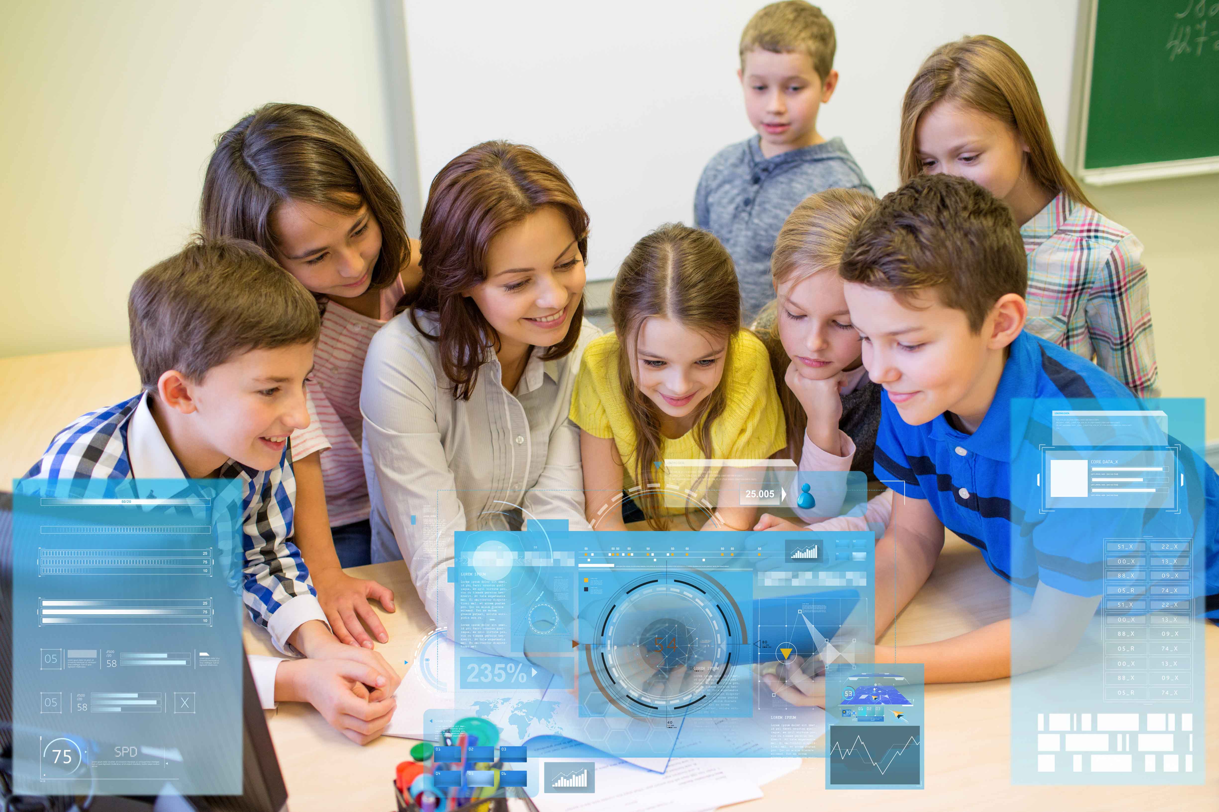 Clase de niños probando tecnologías