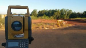 Máquina de topografía en una carretera