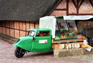 Camión con frutas y hortalizas convertido en puesto ambulante