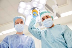 Doctores examinando paciente en quirófano